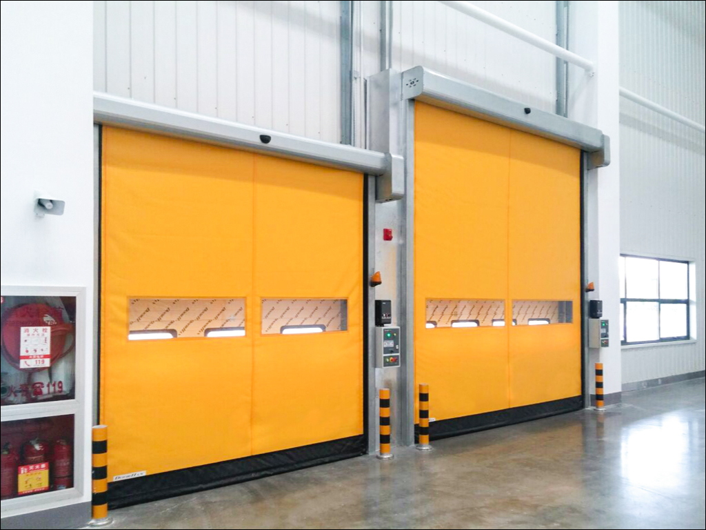 Скоростные рулонные ворота, установленные в производственном помещении
