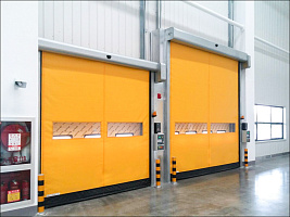 Скоростные рулонные ворота, установленные в производственном помещении